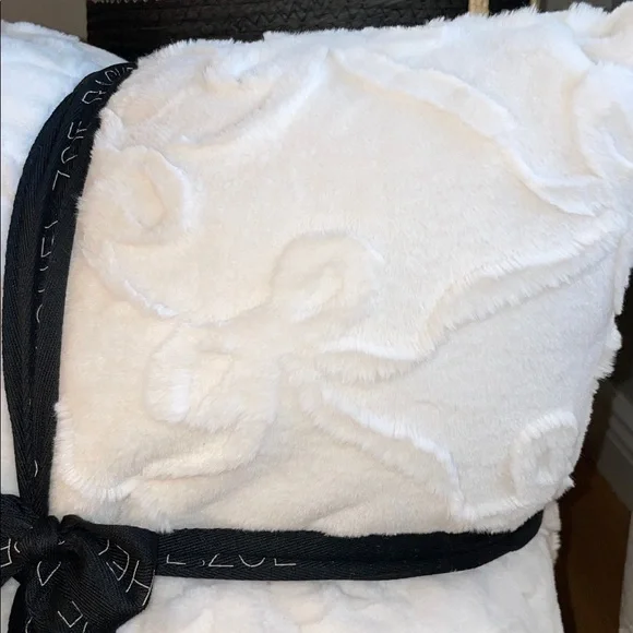 🎀Rachel Zoe Cream Plush Luxurious Faux Fur Pillow Duo with Bow Pattern 🎀 - Picture 6 of 16